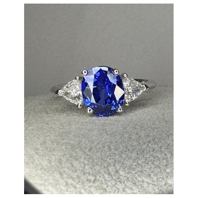 Coloured Stones 18ct White Gold Oval Blue Sapphire & Diamond Trilliant 3 Stone Ring 
