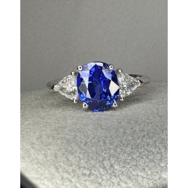 18ct White Gold Oval Blue Sapphire & Diamond Trilliant 3 Stone Ring 